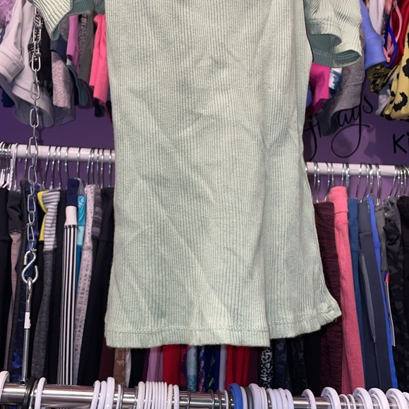Guess green Crop top NWOT hangs over shoulders small fitted knit material - Picture 4 of 7